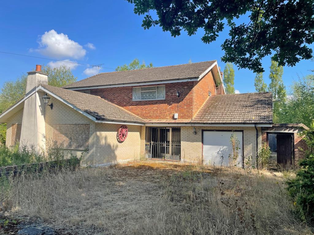 Lot: 132 - DETACHED FOUR-BEDROOM HOUSE FOR TOTAL REFURBISHMENT SET IN APPROXIMATELY 1.3 ACRES -